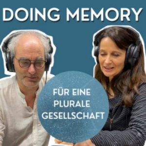 Titelbild des Podcasts "Doing Memory" Zu sehen sind der Untertitel "Für eine plurale Gesellschaft" sowie die beide moderierenden Personen Tanja Thomas und Fabian